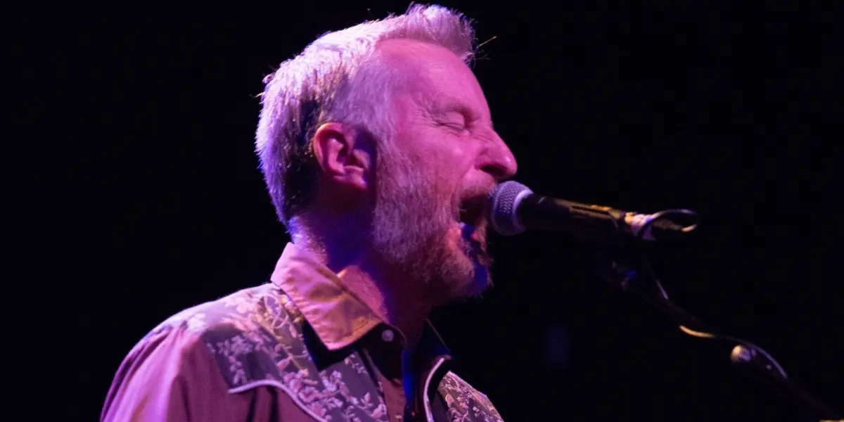 Billy Bragg singing.