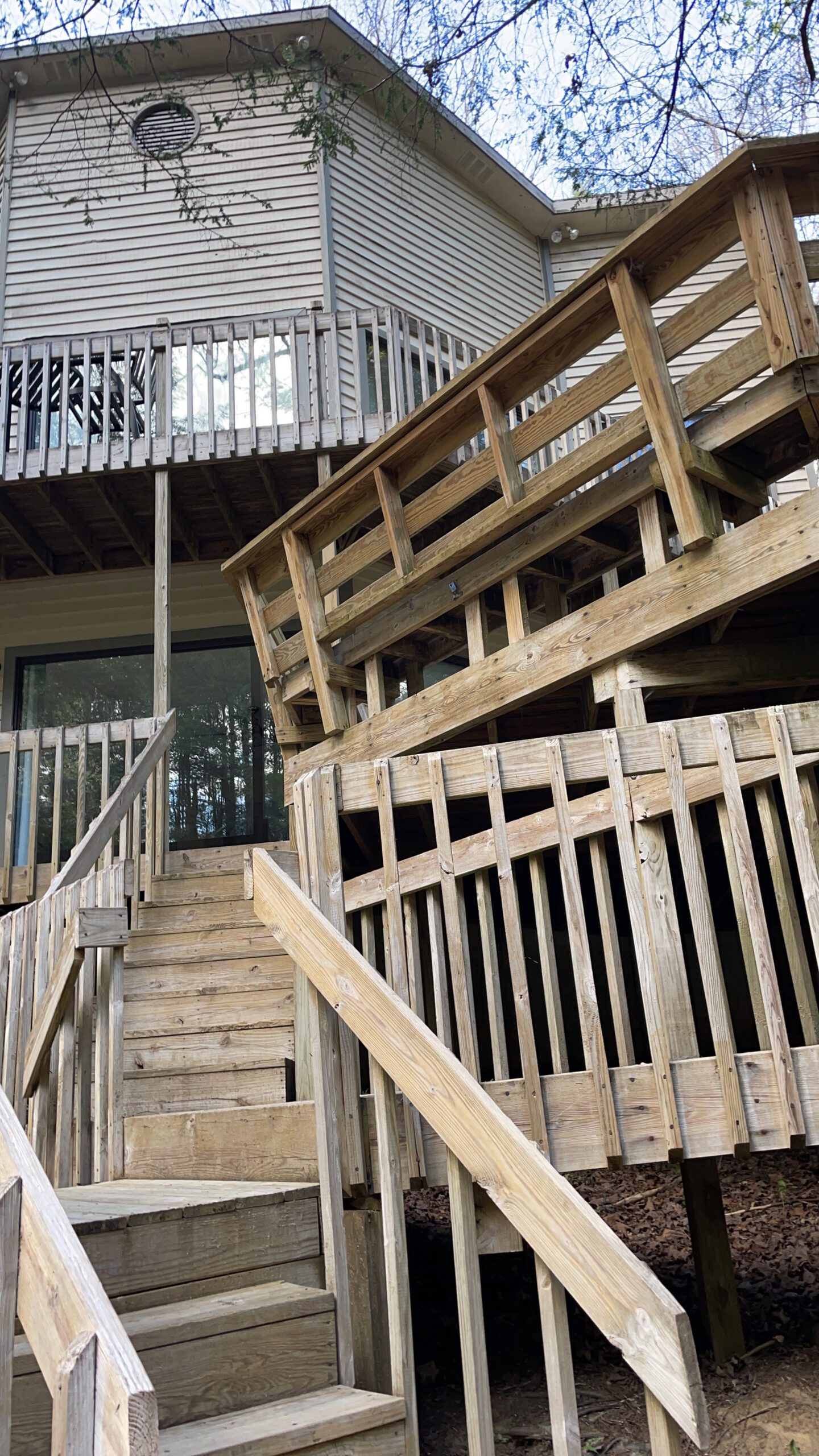 The house from next to the river